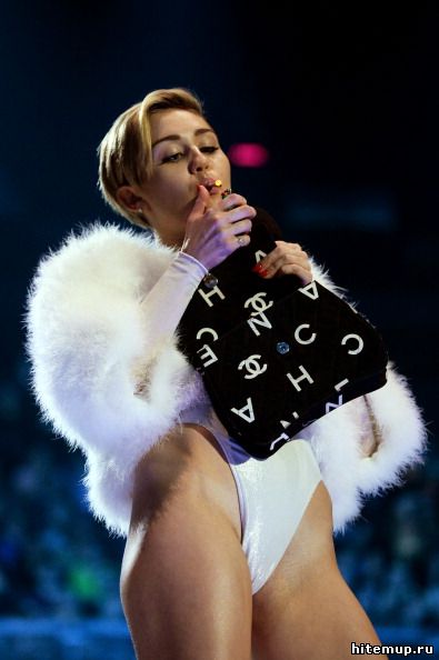 Miley Cyrus курит траву на сцене MTV EMA 2013