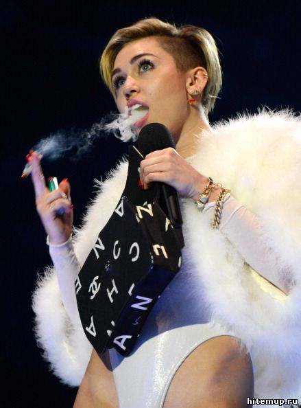 Miley Cyrus курит косяк на MTV EMA 2013